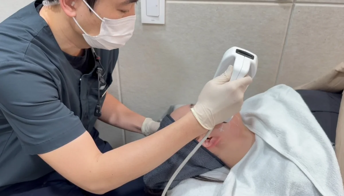 Doctor creating injection plan at RE:BERRY Myeongdong